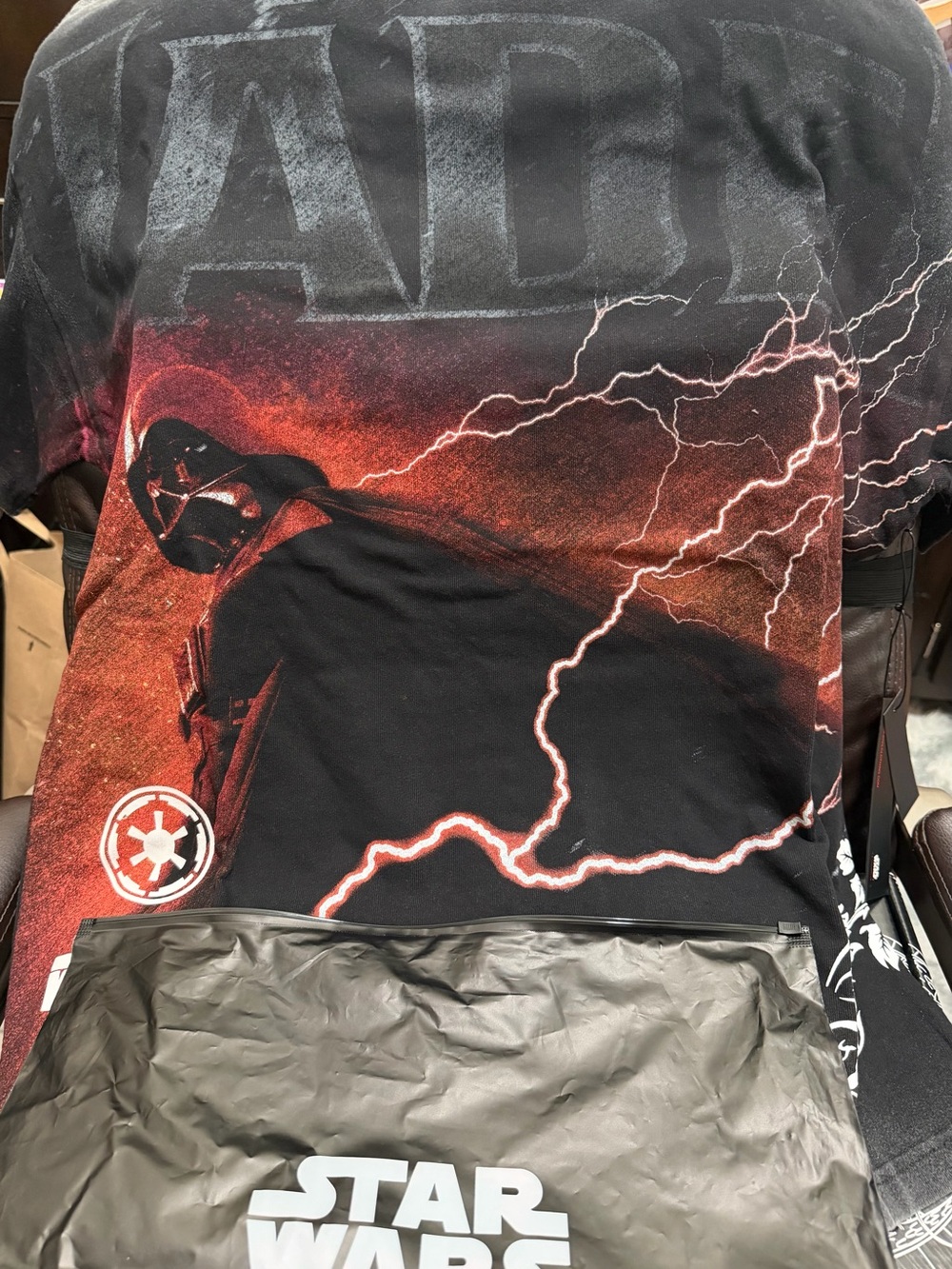 Mens Medium Oversized Star Wars Black and Red Darth Vader Lightning Tee